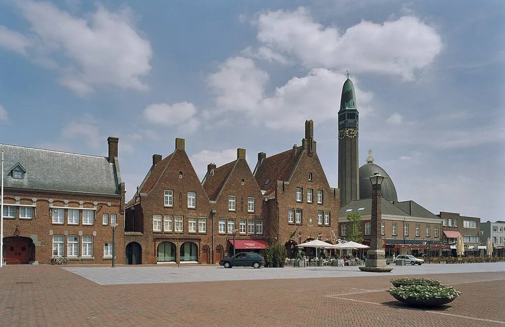 Waalwijk: Overzicht rechter zijgevels met plein en rechts de Rooms katholieke kerk Jan de Doper - Waalwijk - 20350034 - RCE